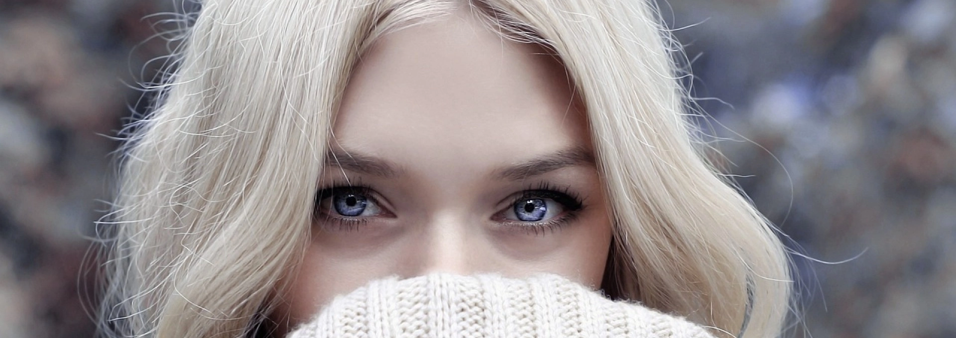 femme blonde aux yeux bleus